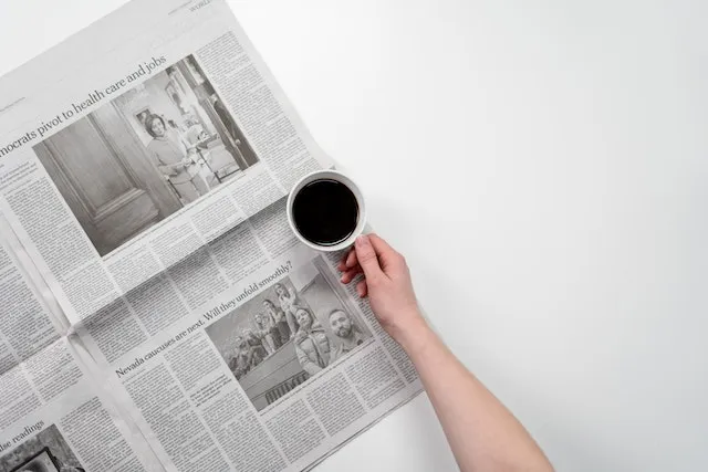 펼쳐둔 신문과 커피